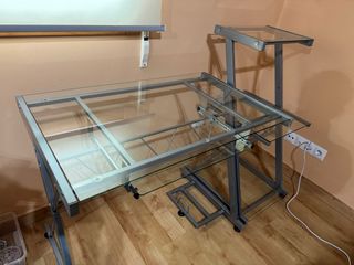 Mesa de ordenador de cristal y metal