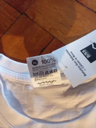 Camiseta blanca con dibujo de corredor