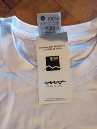 Camiseta blanca con dibujo de corredor