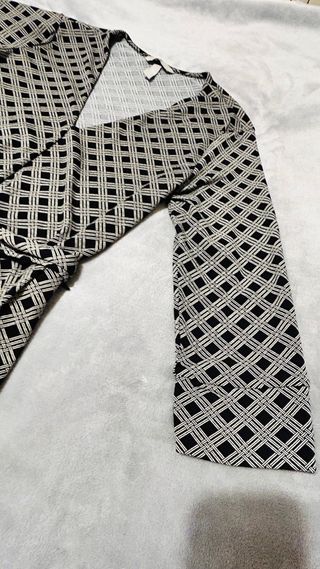 Vestido cruzado estampado oficina