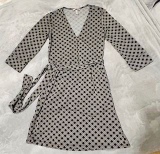 Vestido cruzado estampado oficina