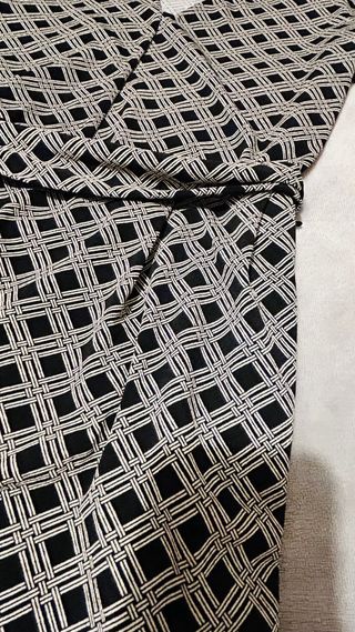 Vestido cruzado estampado oficina