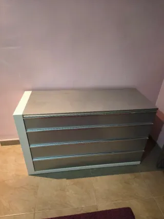 Cómoda cajonera blanca y gris