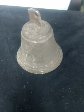 Campana antigua de metal