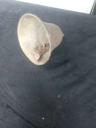 Campana antigua de metal