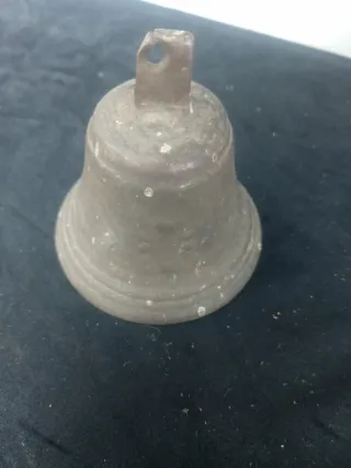 Campana antigua de metal