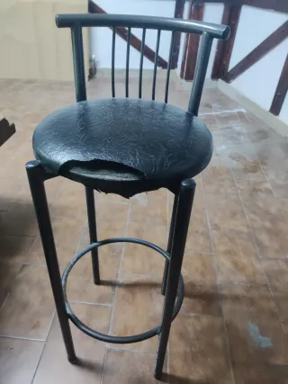 Taburete alto n4 de goma y metal negro