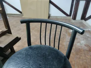 Taburete alto n4 de goma y metal negro