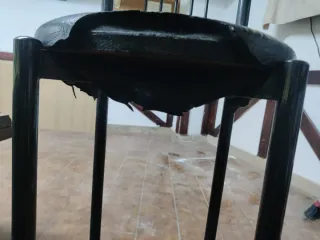 Taburete alto n4 de goma y metal negro