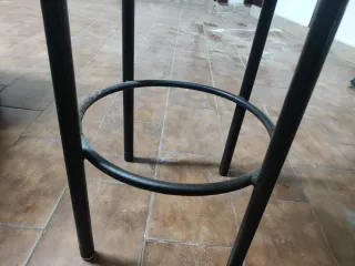 Taburete alto n4 de goma y metal negro