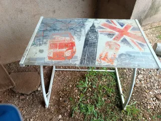 Mesa de cristal con diseño de Londres