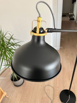 Lámpara de pie IKEA RANARP negra y dorada