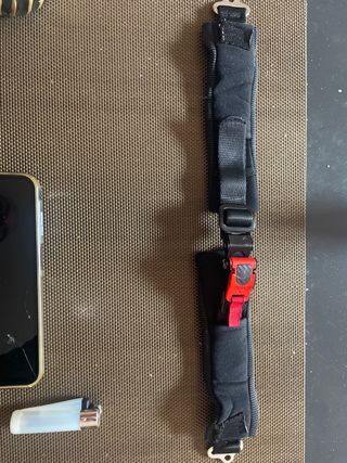 Correa de casco negra con hebilla