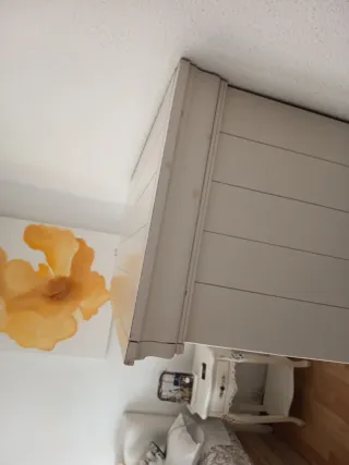 Cajonera de madera blanca