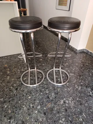 Taburetes altos estilo años 70