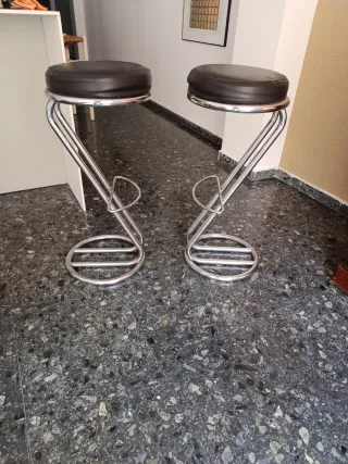 Taburetes altos estilo años 70
