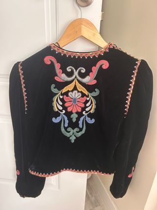 Chaqueta Zara bordada corta