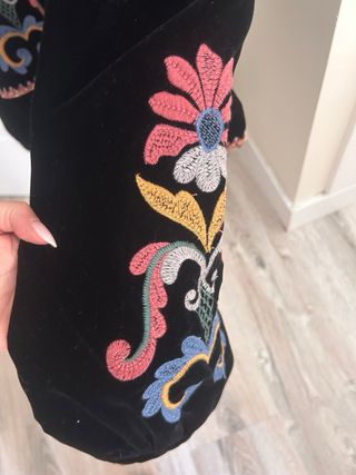 Chaqueta Zara bordada corta