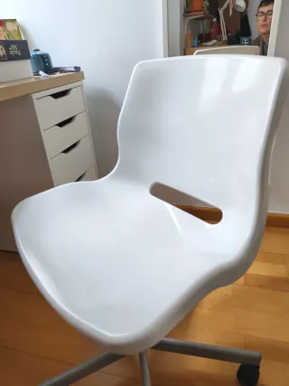 Silla giratoria IKEA blanca