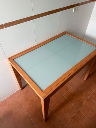 Mesa de comedor de madera y cristal