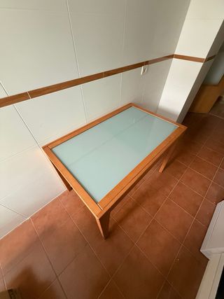 Mesa de comedor de madera y cristal