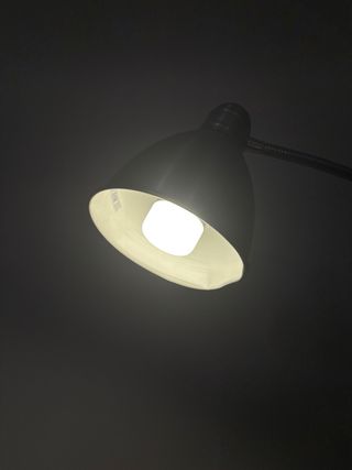 Lámpara de pie metálica plateada