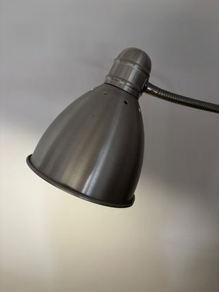 Lámpara de pie metálica plateada