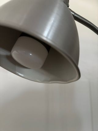 Lámpara de pie metálica plateada