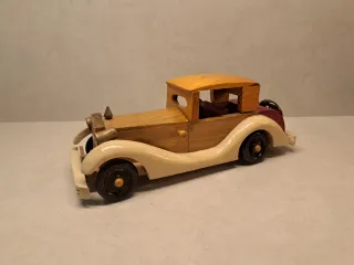 Coche madera barnizada antiguo