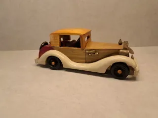 Coche madera barnizada antiguo