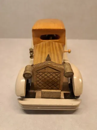 Coche madera barnizada antiguo