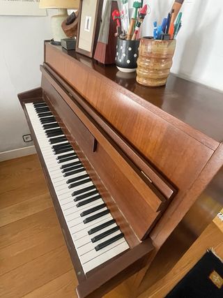 Piano de pared acústico