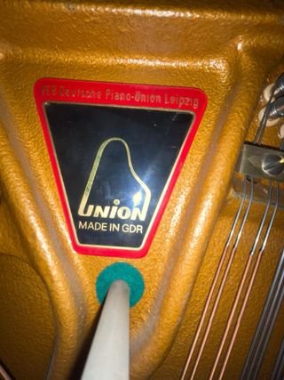 Piano de pared acústico