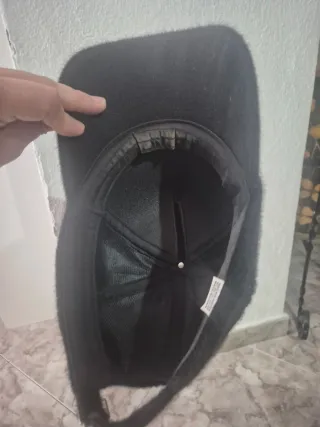 Gorra negra con pompón