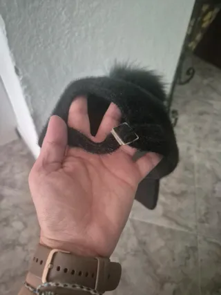 Gorra negra con pompón