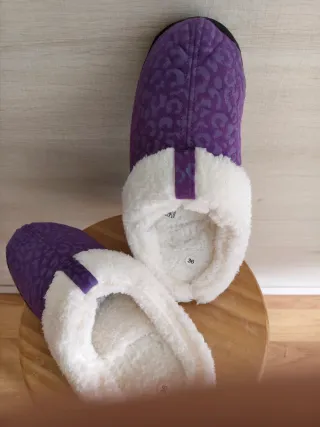 Zapatillas nuevas de casa moradas. Talla 36.