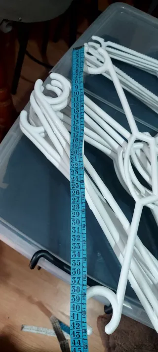 Lote de 16 perchas blancas de plástico