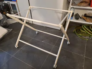 Minicuna de madera con ruedas