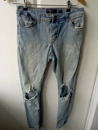 Pantalón vaquero Bershka roto rodillas