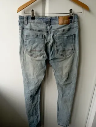 Pantalón vaquero Bershka roto rodillas