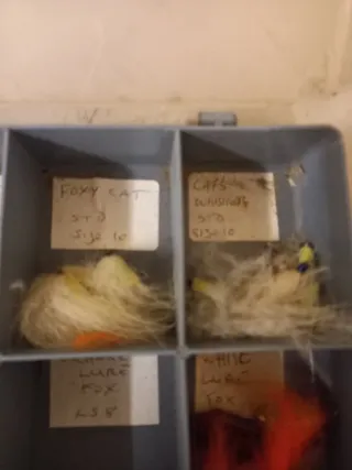Señuelos de pesca variados