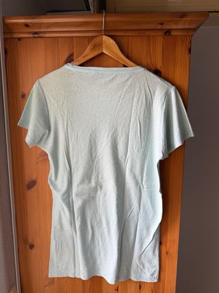 Camiseta azul verano con bolsillo amarillo