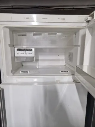 Nevera marca SIEMENS altura 1:85 cm ancho 70cm cla