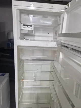 Nevera marca SIEMENS altura 1:85 cm ancho 70cm cla