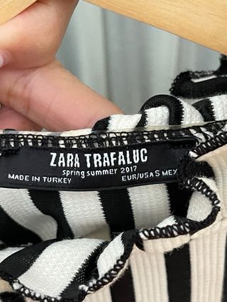 Blusa de rayas cuello alto y lazos