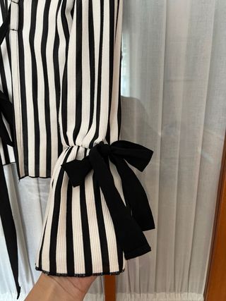 Blusa de rayas cuello alto y lazos