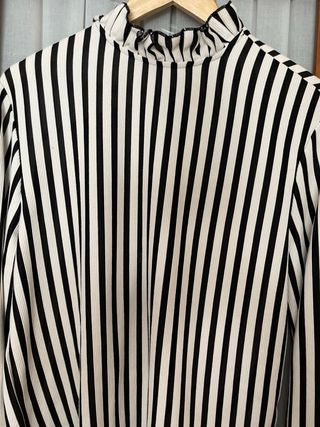 Blusa de rayas cuello alto y lazos