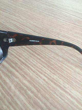 Gafas de sol negras y marrones