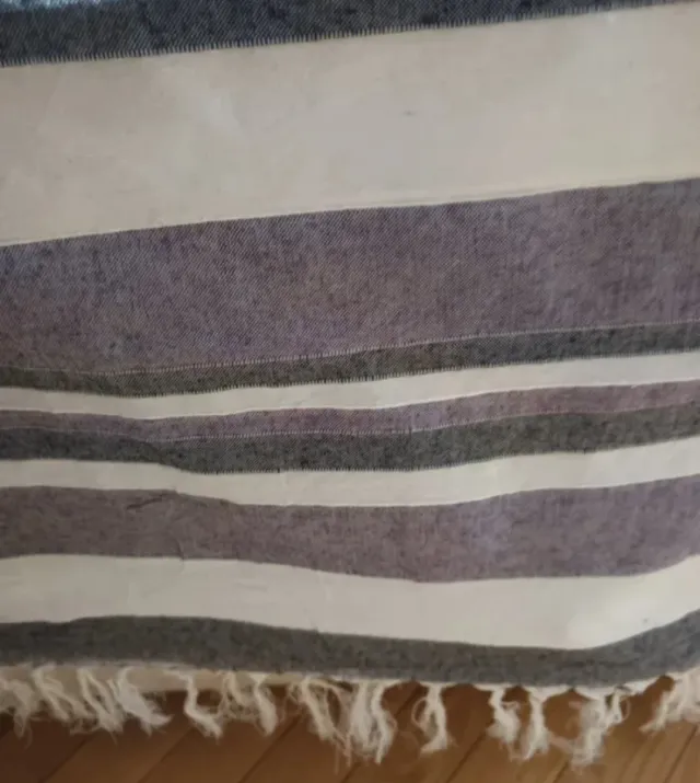 COLCHA ARTESANAL RAYAS CON FLECOS 1 STOCK