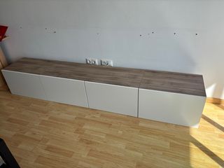 Mueble de salón blanco y madera